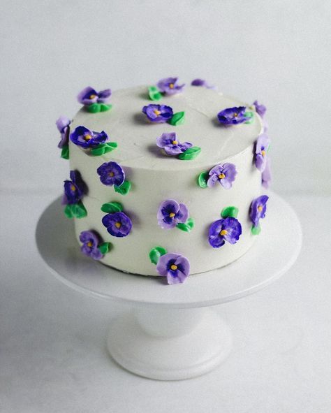 Violet Flower Cake, Violet Cake, Violet Cakes, Flower Cake Decorations, 89th Birthday, Purple Palette, Birthday Cake With Flowers, Green Cake, Baking Inspiration