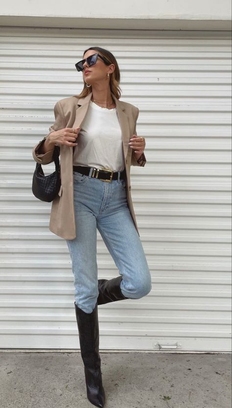 Cowboy Boots And Jeans Outfit, Outfit With Cowboy Boots, Jeans And Tee Outfit, Casual Winter Fits, Cowboy Boots Outfit Winter, Jeans Boots Outfit, Boots Ootd, Western Boots Outfit, Statement Sunglasses