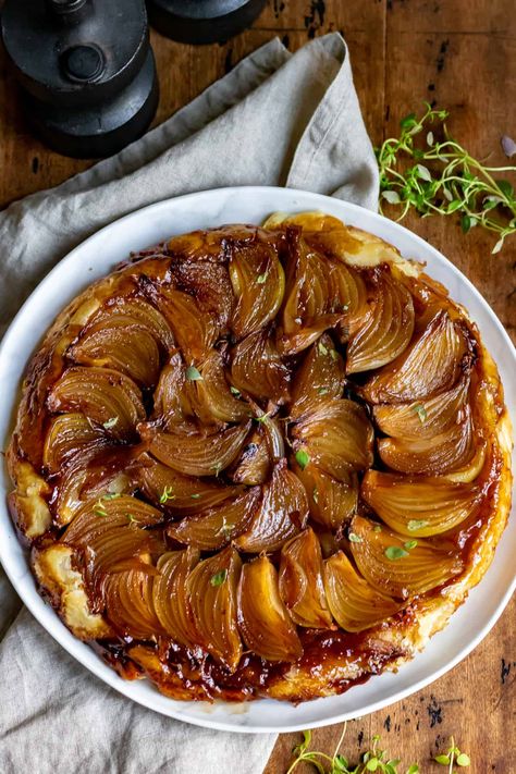 Tart Tatin Onion, Shallot Tarte Tatin, Onion Tarte, French Savory Pastry, Tart Tatin Savory, Carmelized Onion Tart Recipe, Tarte Tatin Savory, Onion Tart Tatin, French Onion Tarts