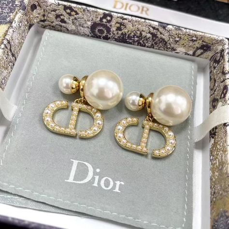 Dior Party, Expensive Earrings, Silver Butterfly Earrings, Expensive Jewelry Luxury, Accesories Jewelry, Dior Jewelry, Jewelry Luxury, Style Party, Expensive Jewelry