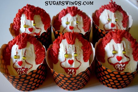 Pennywise Clown cookies and cupcakes Pennywise Cupcakes, Clown Cookies, Madeleine Cookies, Clown Cupcakes, Sugar Geek, Madeleine Cookie, Pennywise The Clown, Heart Sprinkles, Halloween Clown