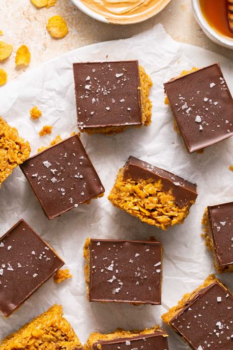 Dive into the delicious world of homemade treats with an old-fashioned recipe that never fails to please: peanut butter cornflake bars. These aren't your average cornflake bars! We're talking about the perfect combination of crunchy cornflakes, creamy natural peanut butter, and sweet honey, all topped off with a layer of homemade chocolate. Not only do these bars taste sinful, but they're also quite healthy – the perfect excuse to enjoy a late-afternoon snack with your cup of tea. Peanut Butter Cornflake Bars, Cornflake Bars, Cold Cereal, Peanut Butter Honey, Healthy Peanut Butter, Afternoon Snack, Chocolate Topping, Corn Flakes, Peanut Butter Recipes