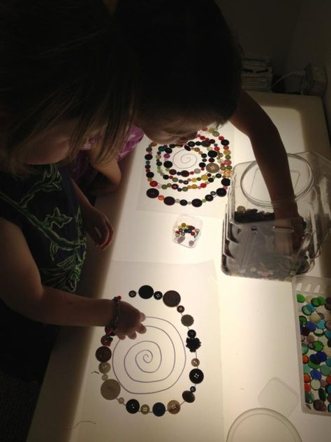 Light Table Mandalas with various materials. We’ve used buttons, glass beads, shells, and bottle caps.The children are constantly looking for more small material collections to use in their Mandalas. A mandala ritual can be a very empowering... Abordagem Reggio Emilia, Provocations Reggio, Light Box Activities, Reggio Children, Reggio Emilia Classroom, Reggio Emilia Approach, Reggio Inspired Classrooms, Reggio Emilia Inspired, Reggio Classroom