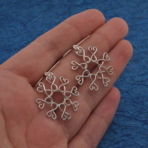 Snowflake Earrings, Sterling Silver, Metalwork, Dangle, Flowers, Filigree Earrings on Etsy, £36.54 Wire Snowflake, Flower Wire, Wire Jig, Wire Jewelery, Winter Jewelry, Snowflake Earrings, Diy Wire Jewelry, Handmade Box, Wire Work Jewelry