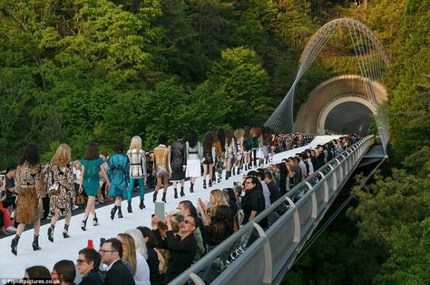 Nicolas Ghesquière, the head designer, staged his jaw-dropping catwalk on a suspension bridge emerging from the striking mountain range Catwalk Outdoor, Outdoor Catwalk, Catwalk Stage Design, Fashion Show Set Design, Fashion Show Design, Installation Interactive, Catwalk Design, Runway 2024, Runway Design