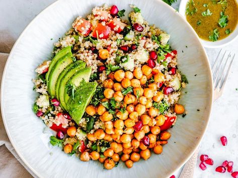 9 Ways to Use Chickpeas (That Don't Involve Hummus) Lunch Quinoa, Dried Chickpeas, Pescatarian Diet, Plats Healthy, 4 Family, Vegetarian Diet Plan, Chickpea Recipes, Eat Salad, After Running