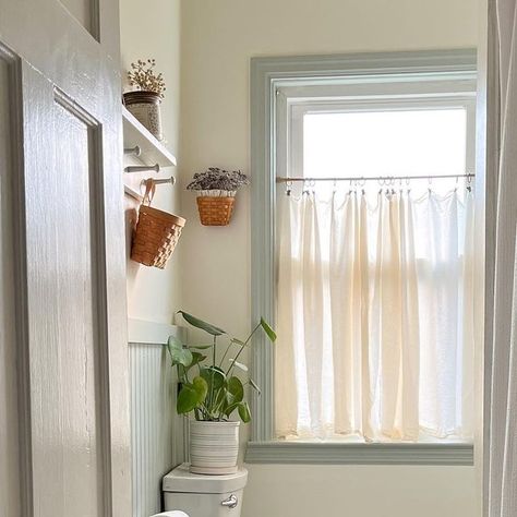 Mariah North on Instagram: "The itty bittiest little bathroom finally found her perfect paint color. Trim and beadboard in “Grayish”, walls and ceiling in “Timeless” both by @clarepaint 🤍 Clare makes it extremely easy by sending you sample squares to stick to your wall while you mull-over your color choices. And you can receive all the supplies you need to paint your space, saving you trips to the hardware store. Couldn’t be happier with the colors in here!" Bathroom Paint Colors With Beadboard, Painted Trim Bathroom, Beadboard Trim, Little Bathroom, Beadboard Bathroom, Perfect Paint Color, Bathroom Paint Colors, Park Lane, Be Happier