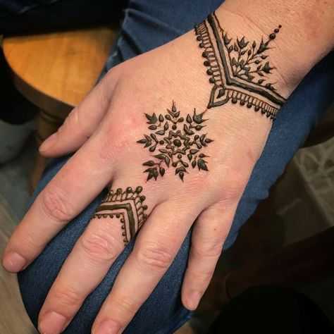 Snowflake design. Nadine's Dreams. Christmas Mehandi Design, Henna Designs Men Hand, Christmas Mehndi Designs, Henna Christmas Designs, Snowflake Hand Tattoo, Winter Henna Design, Christmas Henna Design Ideas, Christmas Henna Design, Christmas Henna