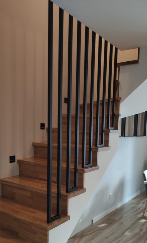 درابزين السلم, Staircase Design Modern, Staircase Railing Design, Stairs Design Interior, House Staircase, Escalier Design, Stair Railing Design, Stairs Design Modern, Designing Ideas