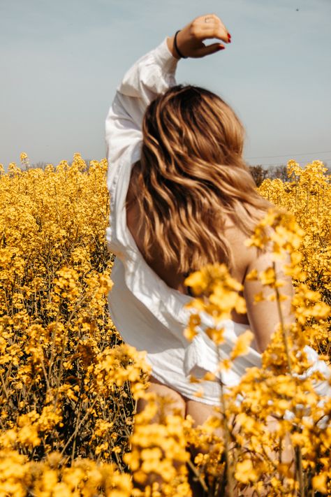 Woman In Flower Field, Coach Photoshoot, Inspi Photo, Canola Field, Field Photos, Latina Aesthetic, Portraits Ideas, Girl Portraits, Crop Field