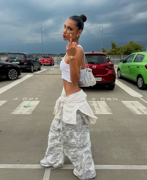 Light Camo Pants Outfit, White Camo Pants Outfit, White Camo Pants, Camo Cargo Pants Outfit, Rolling Loud Outfits, Camo Pants Outfit, Rich Outfits, Cargo Outfit, Classy Skirts