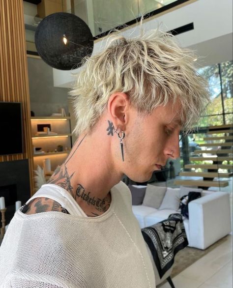 Male Bleached Hair, Mgk Hairstyle, Mgk Hair, Blonde Hair Bleach, Blonde Hair Boys, Mgk 2019, Punk Hair Men, Bleach Brown Hair, Black Roots Blonde Hair