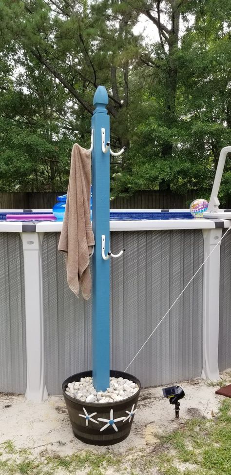 Pool Towel Stand. I made this one for my Dad. I used a 6 1/2 foot treated 4x4 and added a post cap to the top. I used garage hooks, painted them a cream color to match the starfish. Placed the 4x4 in a flower pot with a few inches of quick-create to keep it centered and upright.  Then put sand on top of quick-crete and added rocks of top. Diy Window Planter, Window Planter Box, Pool Deck Decorations, Window Planter, Balkon Decor, Pool Hacks, Pool Life, Pergola Ideas, Window Planter Boxes