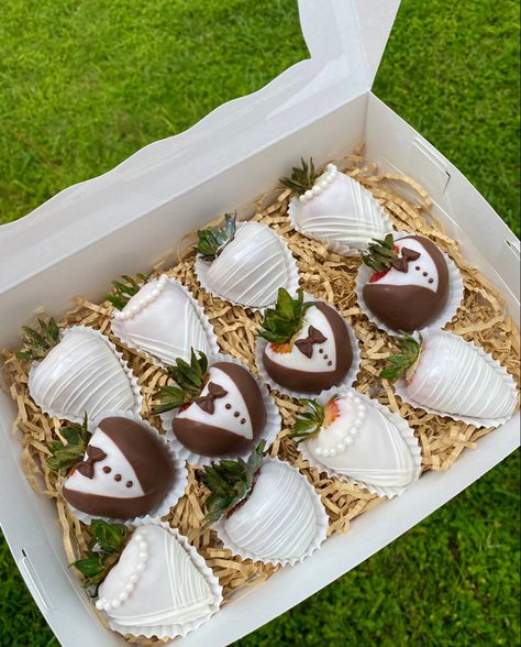 Chocolate Themed Wedding, Engagement Chocolate Strawberries, Bride And Groom Chocolate Strawberries, Wedding Dipped Strawberries, Wedding Strawberries Chocolate, Engagement Party Desserts Ideas, Bridal Strawberries, Bridal Shower Strawberries, Bridal Shower Chocolate Strawberries