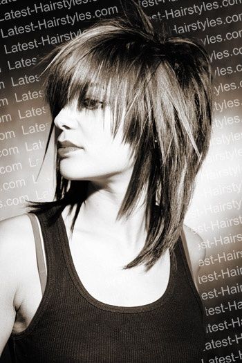 Funky medium shag                                                                                                                                                                                 More Emo Short Hairstyles, Haircuts Emo, Medium Scene Hair, Short Emo Hair, Emo Haircuts, Emo Hairstyle, Medium Shag, Short Shag Hairstyles, Bangs With Medium Hair