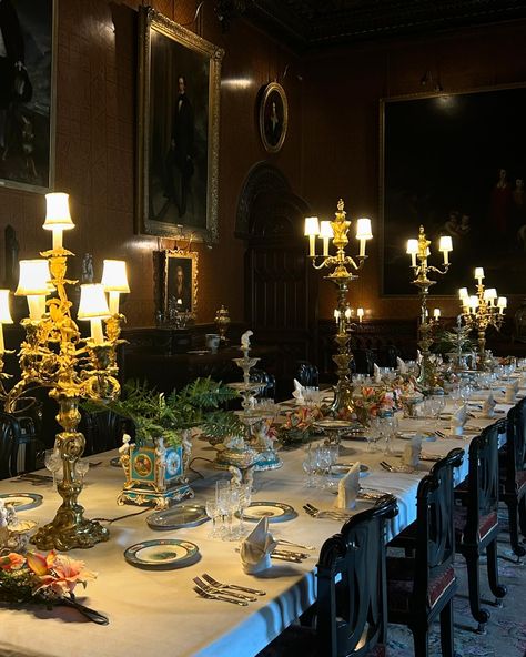 The beauty of traditionalism and baroque. A gorgeous long, grand dining table, layered with lanters and expensive crockery. Old money dining, old money aesthetic at Penrhyn castle, North wales Old Money House Dining Room, Dining Room Old Money, Victorian Tablescapes, Old Money Table Setting, Expensive Dinner Aesthetic, Royal Party Aesthetic, Banquet Tablescapes, Old Money Dining Room, Old Money Dinner