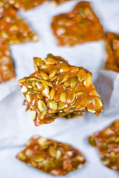 Seed Brittle Recipe, Pumpkin Seed Brittle Recipe, Easy Pumpkin Seeds, Pumpkin Seed Brittle, Easy Christmas Candy Recipes, Brittle Recipes, Raw Pumpkin Seeds, Christmas Candy Recipes, Spiced Pumpkin