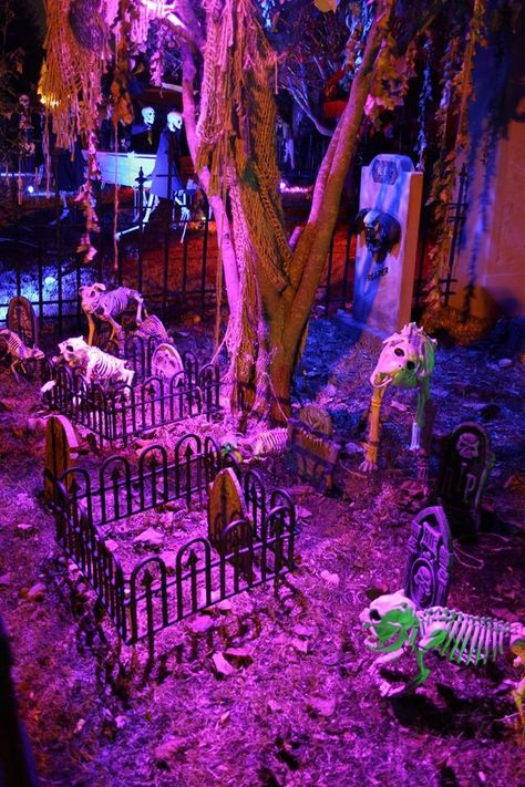 Use short garden edging fence to create small cemetery plots     By Debbie Haines Netterville of "Twisted Willow On Windowmere" Halloween Exterior Decorations, Halloween Exterior, Halloween Fence, Cemetery Halloween, Bright Halloween, Halloween Movies List, Halloween Garage, Glow Halloween, Halloween Lawn