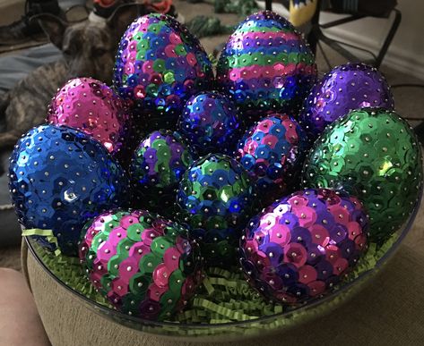 Sequin Eggs, Happy Easter Art, Diy Sequin, Christmas Beading, Egg Craft, Sequin Ornaments, Bead Ornaments, Egg Crafts, Plastic Eggs