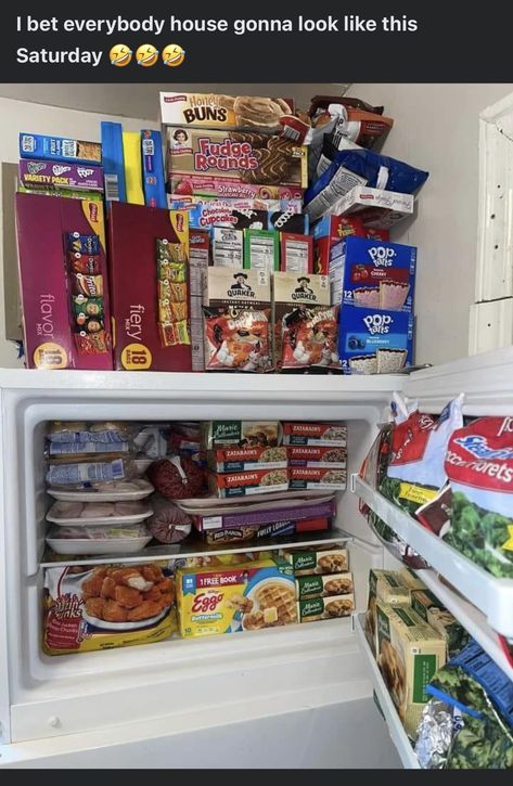 Snack Pantry Goals, Grocery List Black People, Snacks For Room, Snack Stash In Bedroom, Snack Closet, Snack Pantry, Snack Room, Pantry Snacks, Freakshakes Recipe