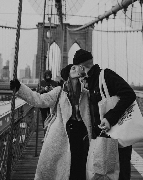 Gritty New York City Engagement Photos Couple Brooklyn Bridge, Brooklyn Bridge Picture Ideas, New York Photo Ideas, Nyc Photo Ideas, New York Winter Outfit, Nyc Pics, New York City Pictures, Looks Adidas, 00s Mode