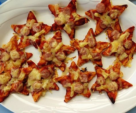 Mermaid party food ideas - Star Pizza from Childhood 101 Mermaid Party Food Ideas, Party Food For Toddlers, Party Food Ideas For Kids, Space Party Food, Savoury Party Food, Childrens Party Food, Mermaid Birthday Party Food, Food Ideas For Kids, Mermaid Party Food