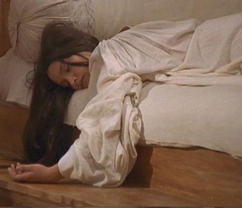 Leonard Whiting, Juliet Capulet, Laying On The Floor, Olivia Hussey, Rest And Relaxation, Ex Machina, Her Eyes, 인물 사진, Romeo And Juliet