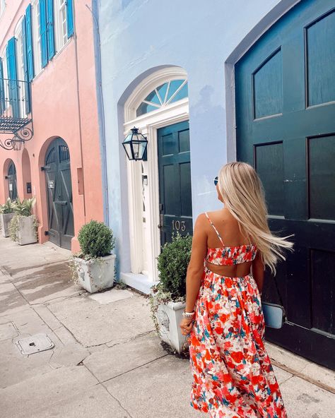 Rainbow Row Picture Ideas, Charleston Rainbow Row, Charleston Sc Aesthetic Outfit, Charleston Sc Picture Ideas, Charleston Photo Ideas, Charleston Instagram Pictures, Charleston Picture Ideas, South Carolina Style, Rainbow Row Charleston