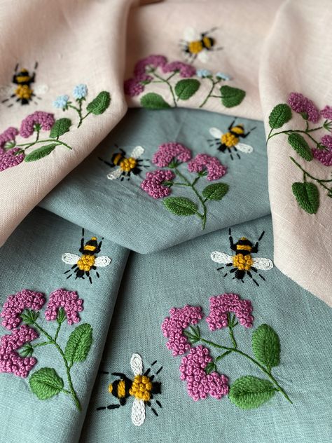 Embroidery On Green Fabric, Bee Embroidery Design, Easter Embroidery Patterns, Suit Embroidery, Embroidery Stitches Beginner, Simple Hand Embroidery Patterns, Bee Embroidery, Diy Embroidery Designs, Winter Suit