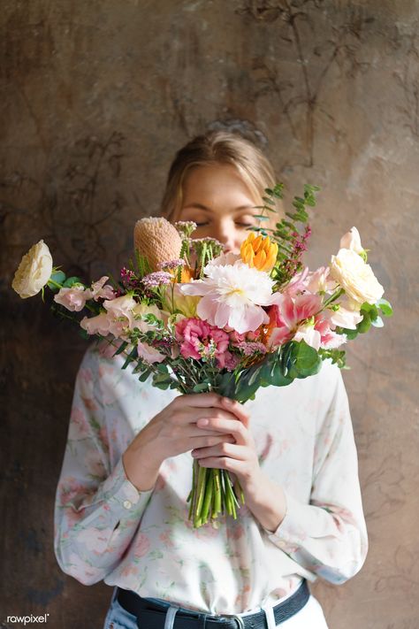 Person Holding Flowers, Woman With Bouquet Of Flowers, Woman Holding Flowers, Flower Shoot, Flower Portraits, Holding A Bouquet Of Flowers, Hands Holding Flowers, Woman Flower, Flower Boquet