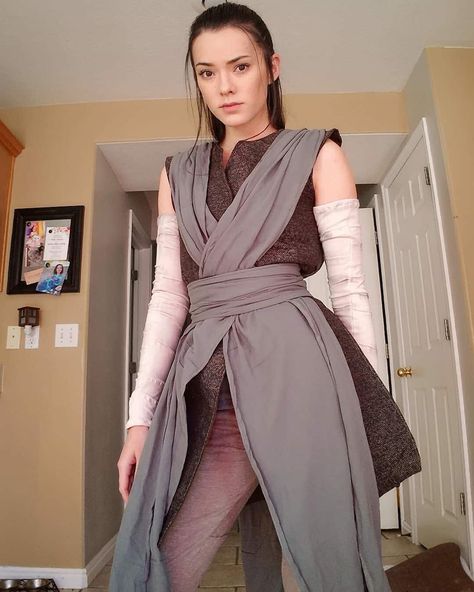 Rey, Star Wars: The Last Jedi #cosplay by Joanie Brosas Joanie Brosas, Star Wars Girl, Disfraz Star Wars, Star Wars Halloween Costumes, Rey Cosplay, Jedi Cosplay, John Bennett, Lady Deadpool, Star Wars Halloween