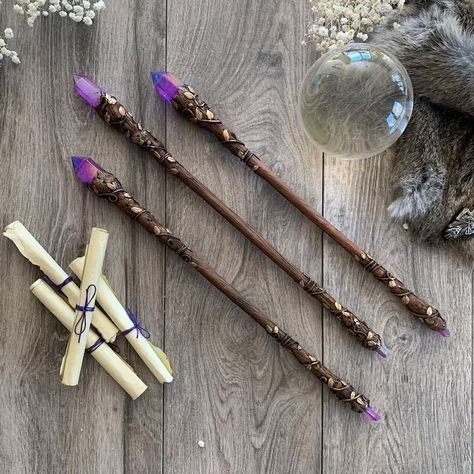 Wands Diy, Wicca Wand, Purple Aura Quartz, Wand Magic, Crystal Wands, How To Make Crystals, Purple Aura, Witch Wand, Diy Wand