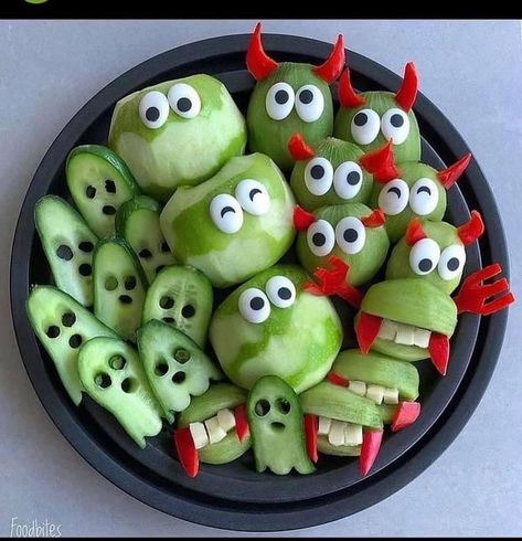 Food Staging, Dips Appetizers, Halloween Breakfast, Easy Foods, Halloween Fruit, Amazing Food Art, Fruit Decorations, Funny Food, Best Pumpkin