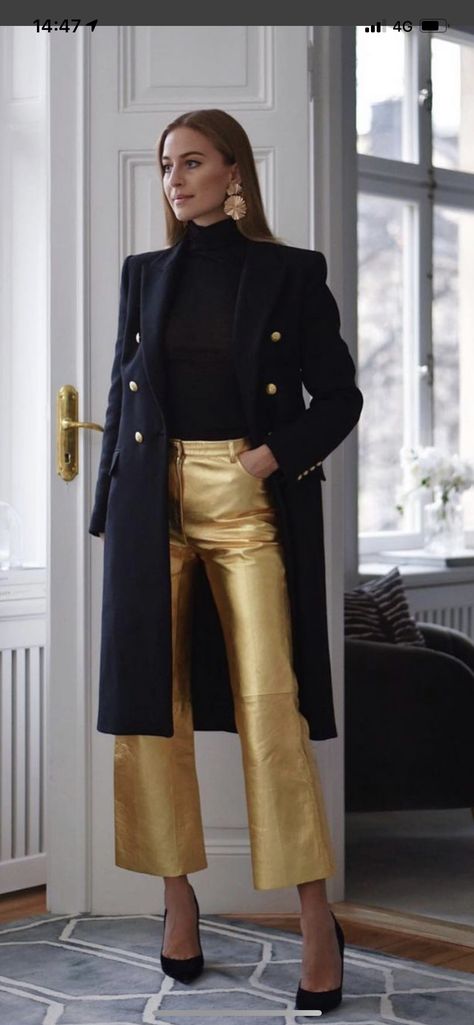 Gold Pants Outfit, Golden Pants, Gold Pants, Try New Things, Chique Outfits, Cooler Look, Moda Vintage, Not Afraid, Looks Chic