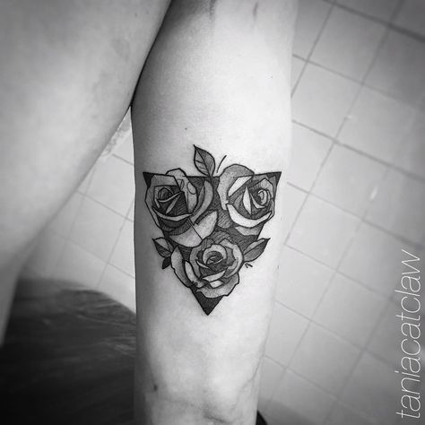 @taniacatclaw en Instagram: "#roses #ink #inkstagram #tattrx #tattooworkers #tattoodo #tattooart #btattooing #blxckink…" Triangle Rose Tattoo, Wrist Hand Tattoo, Geometric Shape Tattoo, Rose Vine Tattoos, Tricep Tattoos, Black Tattoo Cover Up, Rose Tattoos For Men, Triangle Tattoos, Up Tattoo