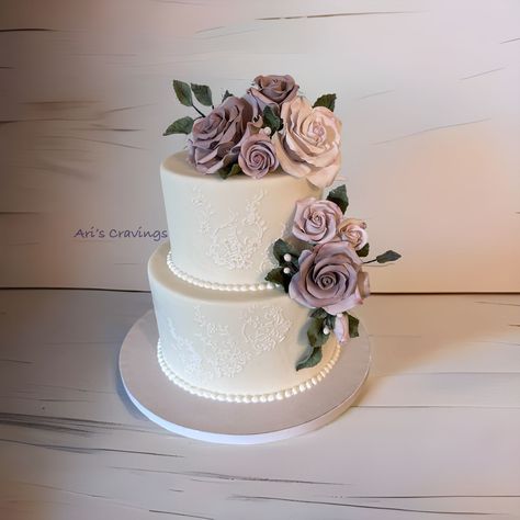 Silver Wedding Cake Ideas, Mauve Cake, Mauve Roses, Silver Wedding Cake, Sugar Rose, Beautiful Cake, Wedding Cake Ideas, Gum Paste, Silver Wedding