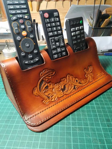 Tv Remote Holder, Amazon Account, Leather Patterns, Remote Holder, Leather Craft Projects, Leather Ideas, Leather Diy Crafts, Leather Stand, Leather Stamps