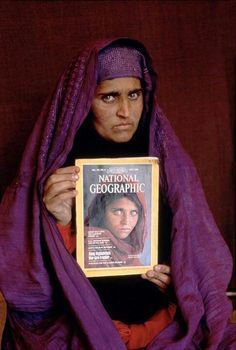 Afghanistan Women, Afghan Girl, Steve Mccurry, National Geographic Magazine, Annie Leibovitz, Interesting History, Foto Art, Iconic Photos, People Of The World