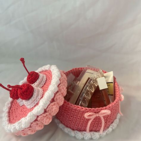 when ur storage/jewellery box looks this cute that you just want to eat ‘em up! 🍰🍓�🧁🍒💄💋 . . 🏷️ #crochet #cakebox #crochetcake #jewellerybox #pink #crochetersofinstagram #crochetlove #loveforpink🎀 #crochetinspiration Crochet Cake Box Pattern, Chroshay Ideas, Crochet Cake Box Free Pattern, Cake Box Crochet, How To Crochet A Basket, Crochet Jewelry Dish, Crochet Present Ideas, Crochet Ideas Gift, Crochet Box Pattern