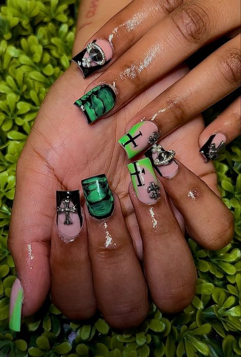 Cute Green And Black Nails, Green White And Black Nails, Green N Black Nails, Dark Green Prom Nails Short, Cute Short Nail Sets Green, White And Green Nails Ideas, Green Nails Ideas Black Women, Green And White Short Nails, Short Acrylic Nails Designs Green