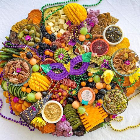 Fat Tuesday Food, Mardi Gras Party Food, Mardi Gras Dinner, Happy King, Mardi Gras Party Decorations, Mardi Gras Food, Carnival Food, Charcuterie Inspiration, Party Food Platters