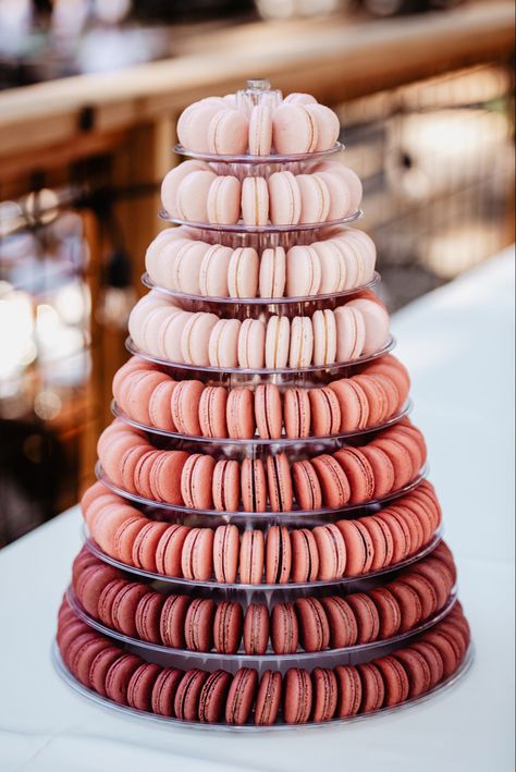 Macaron Wedding Cake Tower, Burgundy Macarons Wedding, Macaroons Tower Wedding, Macaroon Bar Wedding, Dusty Rose Macarons, Macaroon Setup, Dessert Table Macarons, Champagne And Macarons, Macaron Cake Wedding