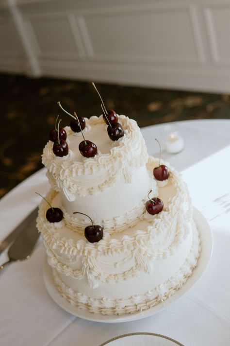 Vintage Wedding Cake With Cherries, Wedding Cake With Cherries, Vintage Style Wedding Cake, Retro Wedding Cakes, Elegant Garden Wedding, Vintage Chic Wedding, Classic Wedding Cake, Elegant Garden, Wedding Cakes Vintage