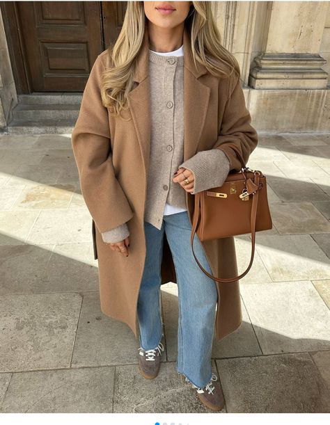 Brown Coat And Jeans Outfit, Brown Beige Aesthetic Outfits, Winter Outfits Beige Coat, Outfits With Brown Sneakers, Beige Winter Coat Outfit, Brown Adidas Spezial Outfit, Brown Bag Outfit Winter, Camel Long Coat Outfit, Brown Adidas Outfit