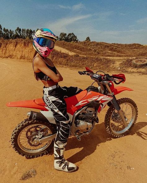 Dirt Bike Riding Gear, Motocross Girls, Motocross Love, Image Moto, Motorcross Bike, Bike Aesthetic, Motorcycle Aesthetic, Biker Aesthetic, Motorcycle Dirt Bike