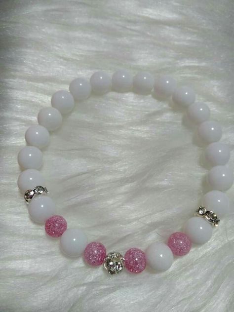 Cheap Beaded Round Pearl Bracelet, Cute White Beaded Bracelets With Round Beads, Pearl White Round Bead Bracelets, Cute Pink Round Beads Pearl Bracelet, White Round Beads Bracelets, Girly Bracelets, Bracelet Keychains, Trendy Bracelets, Diy Bracelet Designs