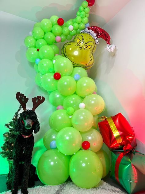 Grinch Balloon Tree, Balloon Tree Diy, Balloon Christmas Tree, Balloon Christmas, Balloon Tree, Grinch Trees, Tree Tutorial, Grinch Christmas Party, Grinch Christmas Tree