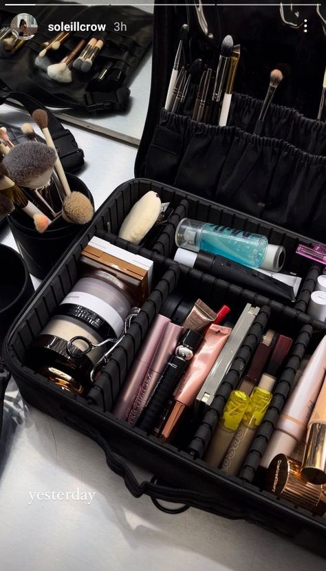 Makeup Brand Owner Aesthetic, Professional Makeup Artist Aesthetic, Makeup Artist Set Up, Makeup Kit Aesthetic, Makeup Tools Aesthetic, Makeup Brushes Aesthetic, Mua Aesthetic, Makeup Artist Aesthetic, Lyra Abbott