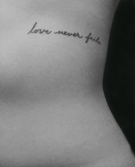 Love Never Fails #Tattoo #ribs #ink #love #girly #sexy #handwrite #black #tatuaje #costado #costilla #side Love Never Fails Tattoo, Front Rib Tattoo, Tattoo Ribs, Baby Tattoo Designs, Baby Tattoo, Tattoo Fails, Subtle Tattoos, Up Tattoos, Baby Tattoos