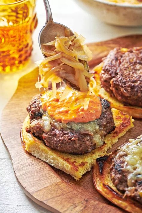 This Spanish Lamb Burger recipe takes burgers to a whole new level; with loads of flavor and a Romesco sauce you will want to use on absolutely everything. Spaniard Food, Mexican Takeout, Burger Shack, Lamb Burger Recipes, Halloumi Burger, Hamburger Sauce, Lamb Burger, Burger Bites, Onion Burger